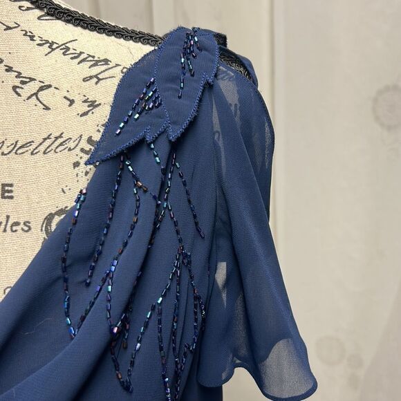 Beautiful two-piece dress size 12, lightweight, gorgeous, sequin working - Picture 4 of 13